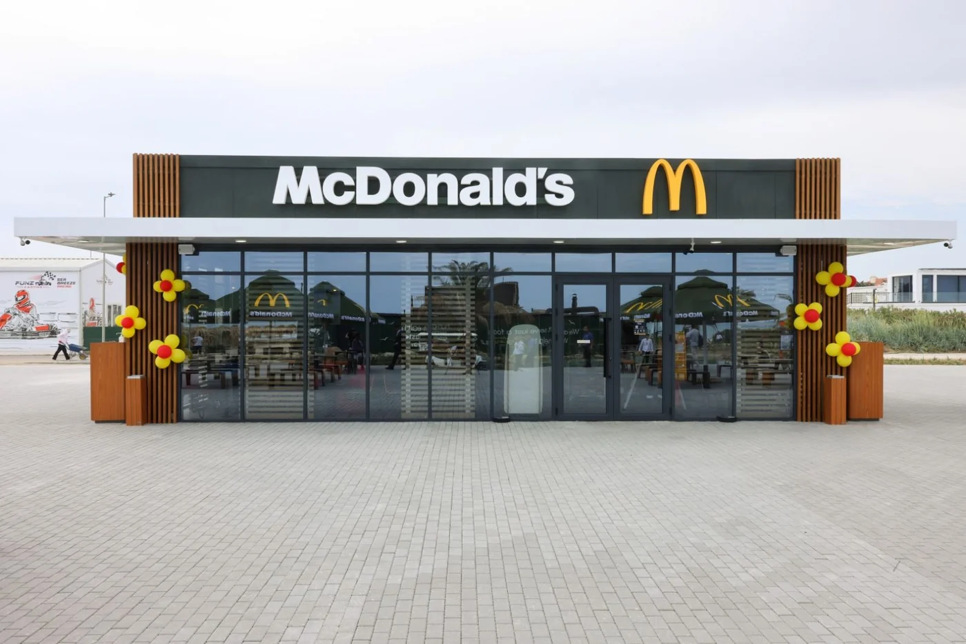 Фасад с вывеской McDonald's и сплошным остеклением