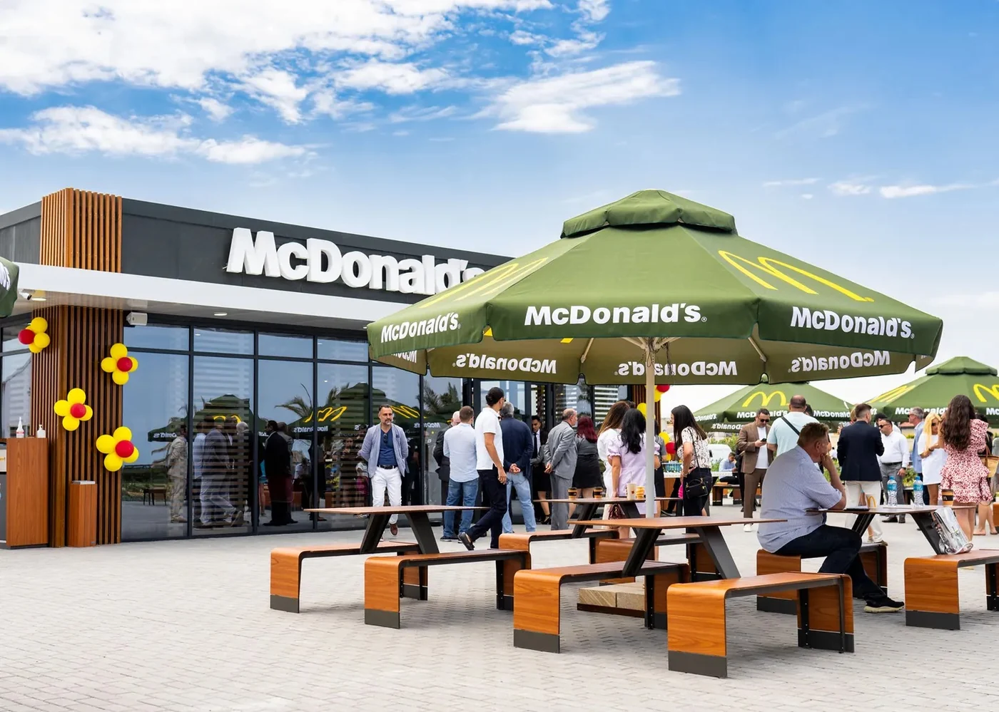 День открытия: зонты McDonald's над столами на террасе
